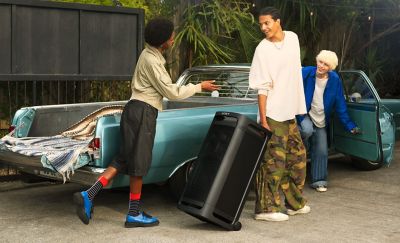 Một người đang kéo loa TOWER 9AC theo sau lưng bằng hai bánh xe ở đáy loa