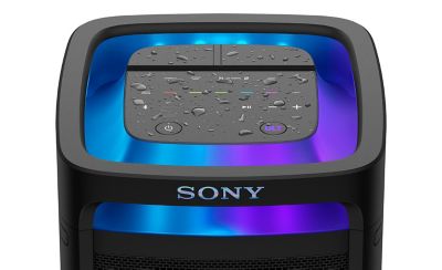 Những giọt nước nằm trên bảng điều khiển ở nắp trên của loa ULT TOWER 9AC