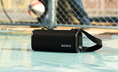 El parlante ULT FIELD 5 en un charco en una cancha de baloncesto