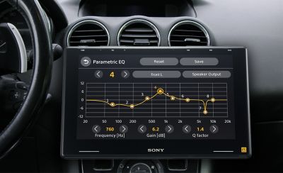 Afbeelding van de XAV-9550ES in een dashboard met de interface van de parametrische equalizer op het scherm