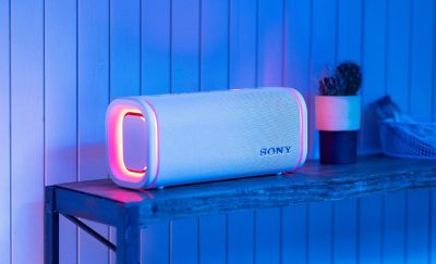 El parlante blanco ULT FIELD 5 posicionado de forma horizontal en una mesita