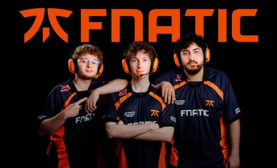 Tre Fnatic e-sportsspillere iført orange INZONE H9 II Fnatic Edition-headsets og Fnatic-logo i baggrunden