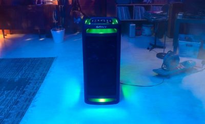 Loa TOWER 9AC trong căn phòng tối với đèn tiệc được bật sáng