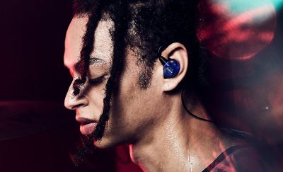 Primer plano de una persona con un audífono Sony azul