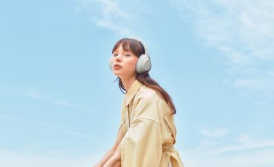 Imagine cu still de viață în aer liber cu o pereche de căști Sony WH-1000XM4C, modelul argintiu platină