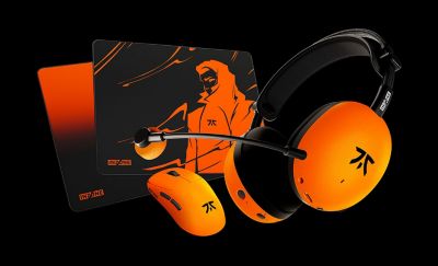 Et billede af hele det orange setup fra headset til musemåtte til mus