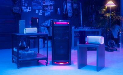 Một nhóm gồm các loa ULT với loa TOWER 9AC ở chính giữa, tất cả đều đang phát nhạc