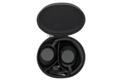 Los audífonos ULT WEAR doblados y colocados dentro de la funda abierta.