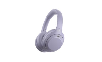 Imagine prim-plan cu o pereche de căști Sony WH-1000XM4C, modelul lavandă