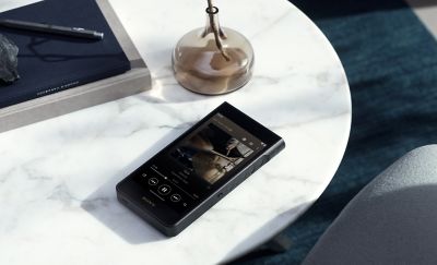 Sony NW-WM1AM3 placerad på ett marmorbord, livsstilsbild