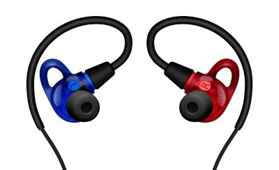 Monitores de audífonos Sony, azul para el oído izquierdo y rojo para el derecho, con cables negros y marcados con L y R