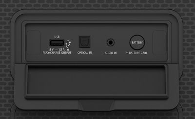 Un primer plano de los puertos de carga en la parte trasera del parlante ULT TOWER 9