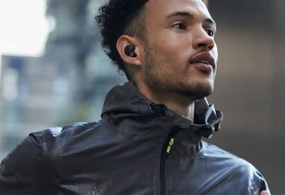 Мужчина в наушниках WF-1000XM4 на пробежке на улице