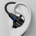 Audífonos Sony negros dentro de un modelo en 3D de un oído, que demuestra su ajuste ergonómico