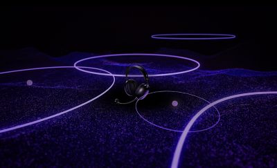 Audífonos tipo diadema negros con micrófono sobre un fondo negro y morado con círculos e iluminación morados.