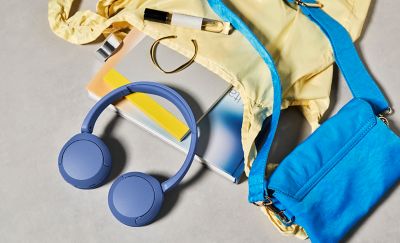 Kobaltová sluchátka Sony WH-CH530 s každodenním příslušenstvím