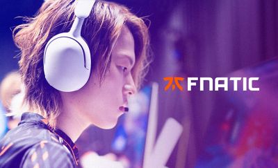 Seitenprofil eines FNATIC-Gamers, der ein Paar weiße Kopfhörer INZONE H5 trägt