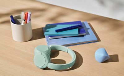 Mátově zelená stolní sestava pro bezdrátová sluchátka Sony WH-CH530