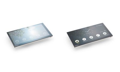 Side view of two XAV-900ES media receivers to demonstrate anti-glare feature. The right is a lot more visible than the left.