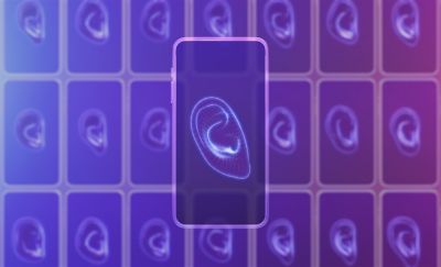 Imagen de un smartphone con una oreja en pantalla y varias formas y tamaños de oreja distintos en el fondo