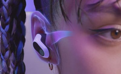 תקריב של אדם המרכיב את אוזניות הכפתור INZONE עם שכבת-על תלת-ממדית, המציג כיצד גלי הקול מכוונים בתוך האוזן