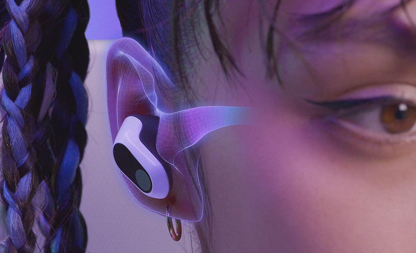 Close-up of a person wearing the INZONE Buds with 3D overlay, displaying how sound waves are directed within the ear