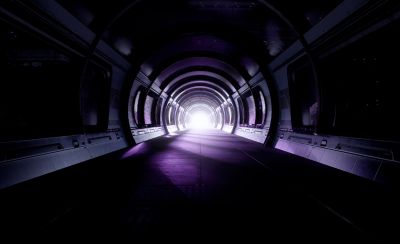 Μαύρο τούνελ με μοβ και λευκό φως στο τέλος