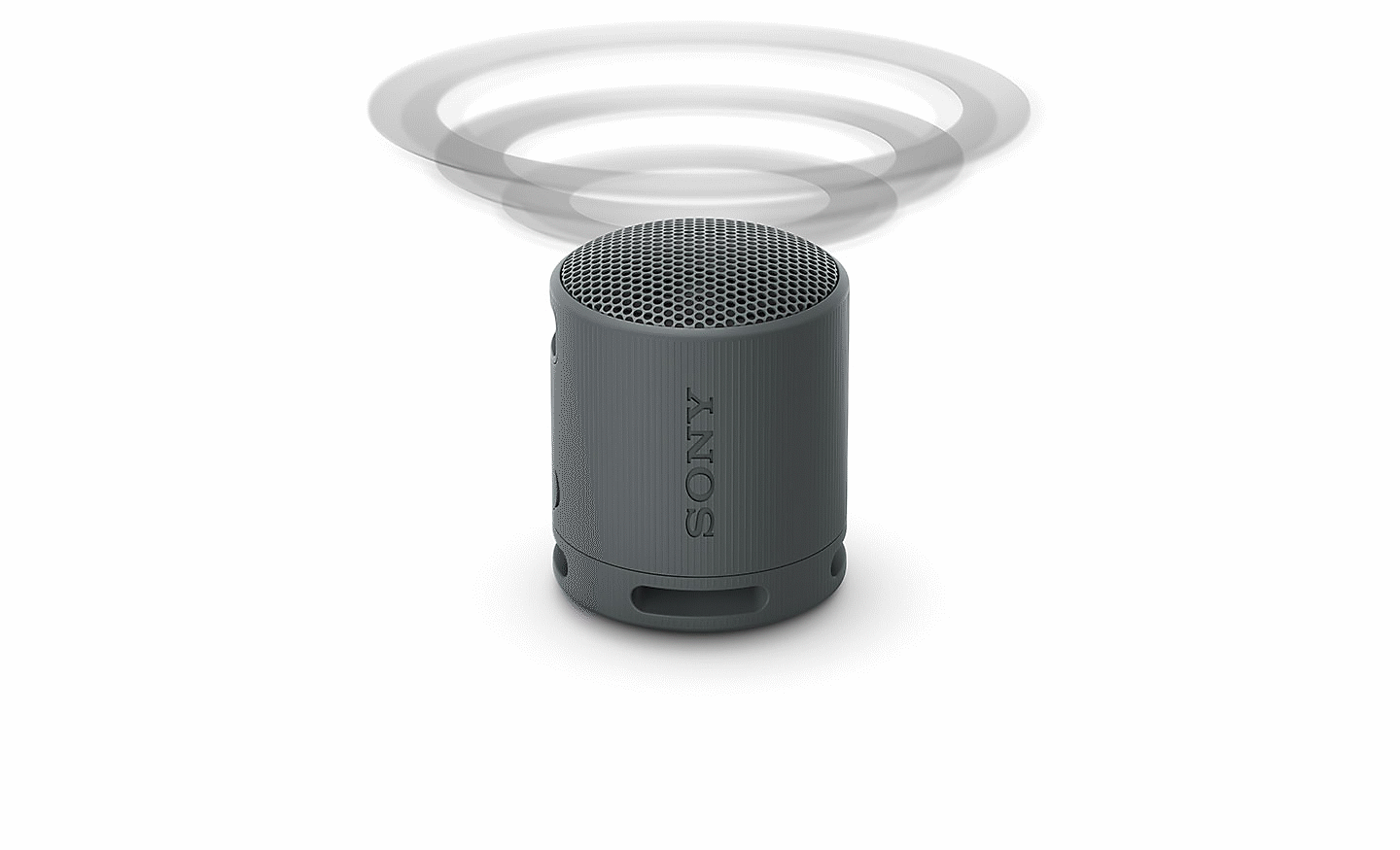 Gambar speaker SRS-XB100 berwarna hitam dengan gelombang suara abu-abu yang memancar dari bagian atasnya