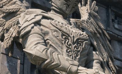 Vysoce detailní socha okřídlené osoby z kamene