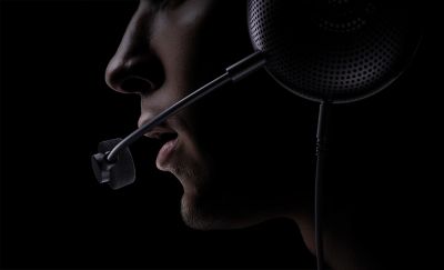 Perfil de un gamer con audífonos tipo diadema negros y un micrófono