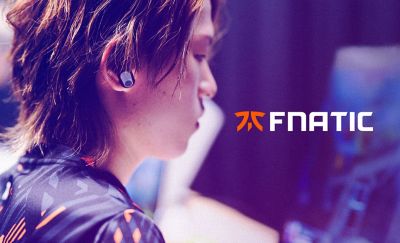 Un gamer de FNATIC con los INZONE Buds