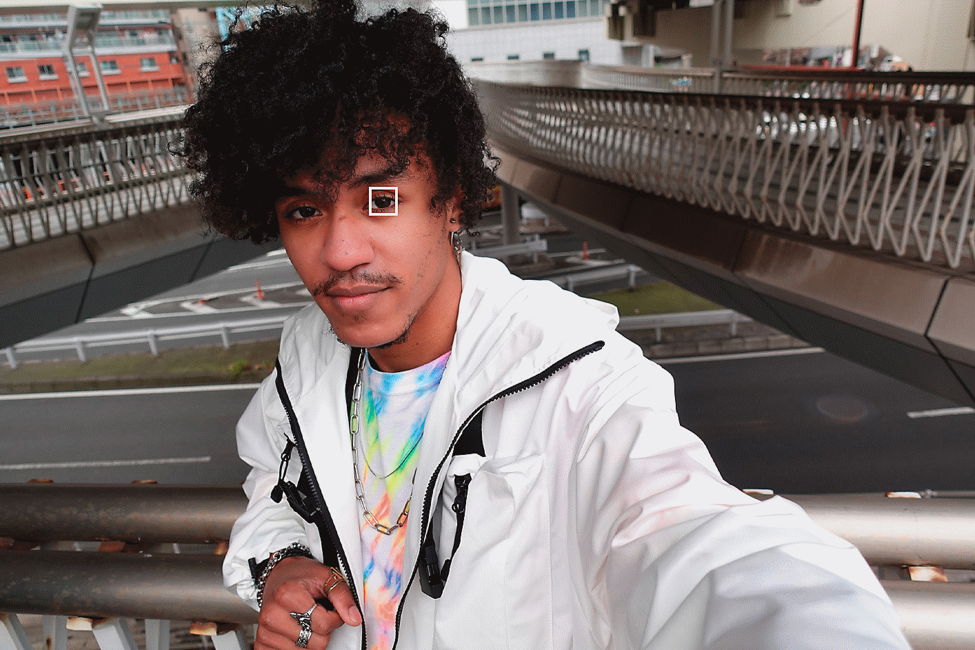 Selfie på en gangbro, øynene i fokus.