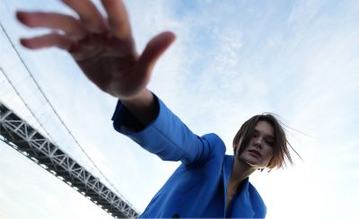 廣角女性人像以，背景展示吊橋一部分