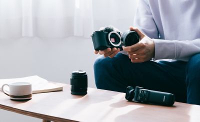 Фотография человека, меняющего объектив