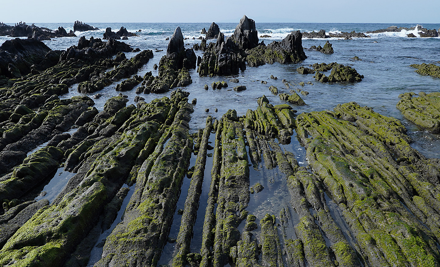 Imagem de uma formação rochosa costeira