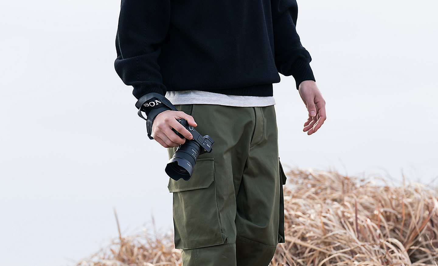 Imagen de un hombre portando una cámara en la mano