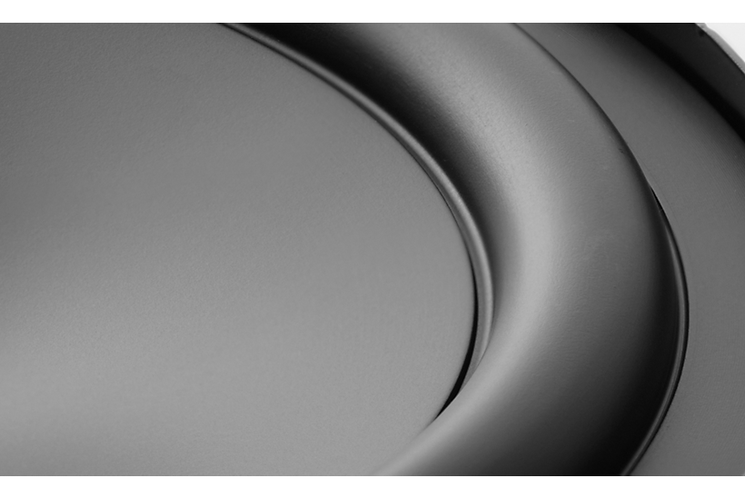  Bližnji posnetek obkrožajoče gumijaste pene v zvočniku XS-130GS