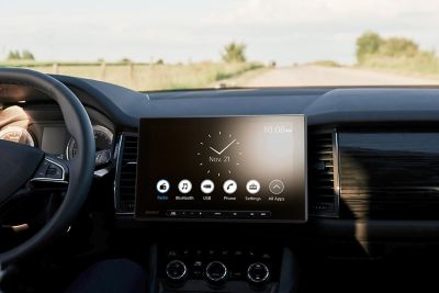 Imagen de un XAV-AX8500 colocado en un auto, sin inclinar y con reflejos