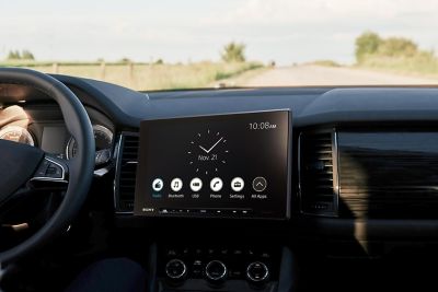 Imagen de un XAV-AX8500 colocado de forma inclinada en un auto para evitar reflejos