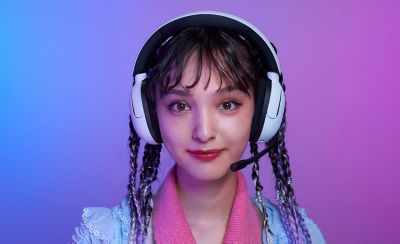 Front view of a gamer wearing the INZONE H5 headphones with the microphone in its user position