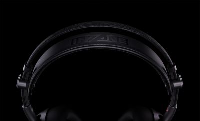 detalle de diadema negra de unos audífonos tipo diadema negros con el logotipo de INZONE sobre un fondo negro