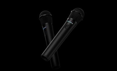 Dos micrófonos uno al lado del otro