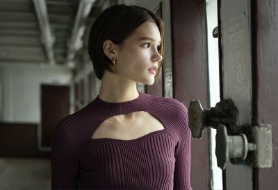 Retrato en perfil de mujer mirando a la derecha en un barco