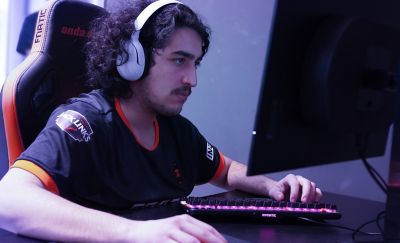 Hráč týmu FNATIC s nasazenou novou bezdrátovou herní náhlavní soupravou INZONE H5 při hraní hry na herním monitoru M10S