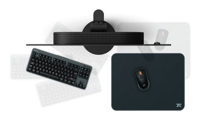 Produktbild tagen ovanifrån på den nya M10S-spelskärmen bredvid mus och tangentbord.