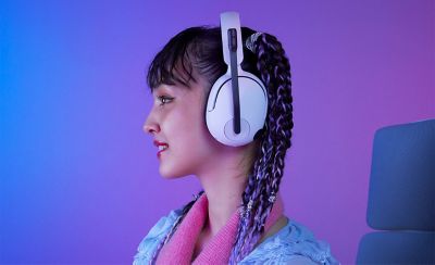 Seitenprofil eines Gamers, der die Kopfhörer INZONE H5 mit hochgeklapptem Mikrofon trägt, damit es stumm geschaltet ist