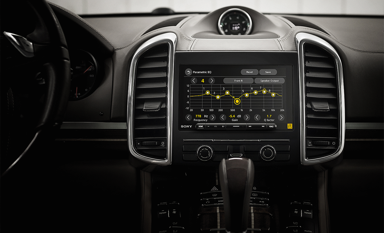 Tampak depan dasbor mobil dengan penerima media XAV-9000ES terpasang dan kontrol suara ditampilkan di layar.