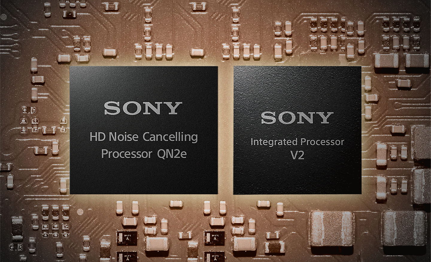 Bild von zwei Prozessoren auf einem Motherboard, links ein HD-Prozessor für Noise Cancelling und rechts der integrierte V2-Prozessor