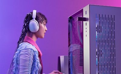 A gamer sitting at their computer wearing the INZONE H5 headphones