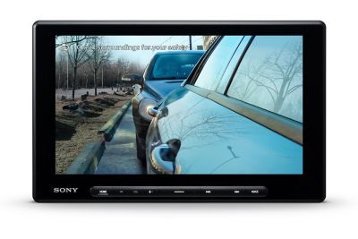 Imagen de un XAV-AX8500 colocado con la cámara del retrovisor derecho que se muestra en pantalla